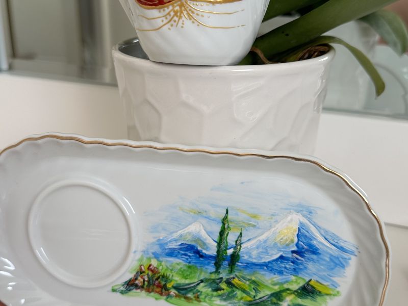 Ձեռքի աշխատանք կերամիկայի վրա։