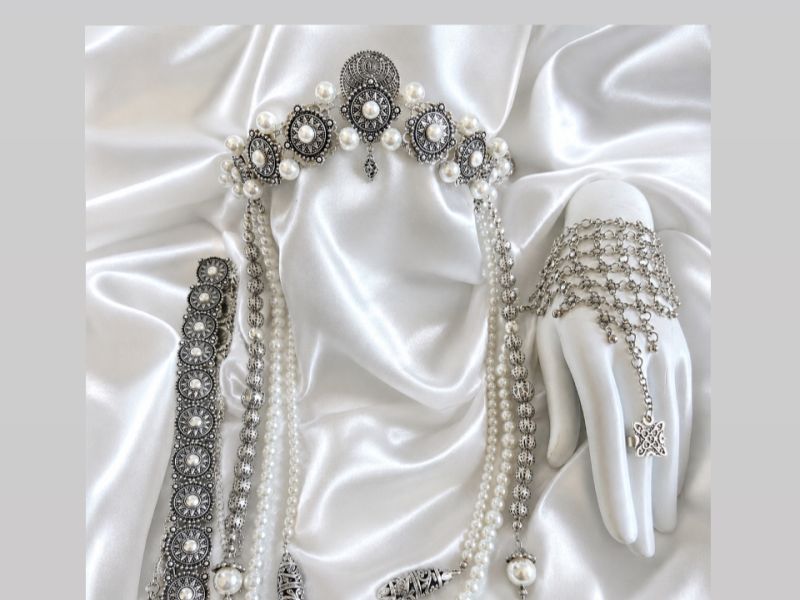 A set of Armenian jewellery  (bijuteria)