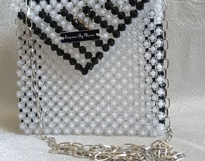 Սպիտակ ուլունքներով պայուսակ 