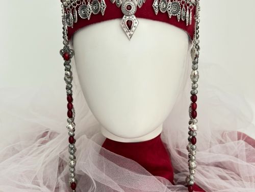 Traditional headpiece “Parandzem”