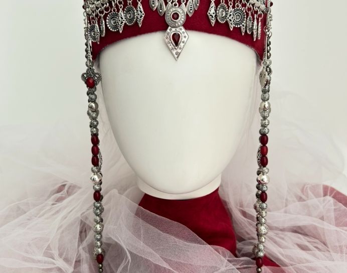 Traditional headpiece “Parandzem”