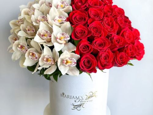 Սպիտակ խոլորձներ և վարդեր