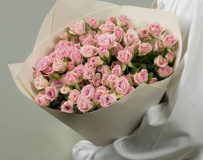 Bouquet of 19 delicate pink spray roses