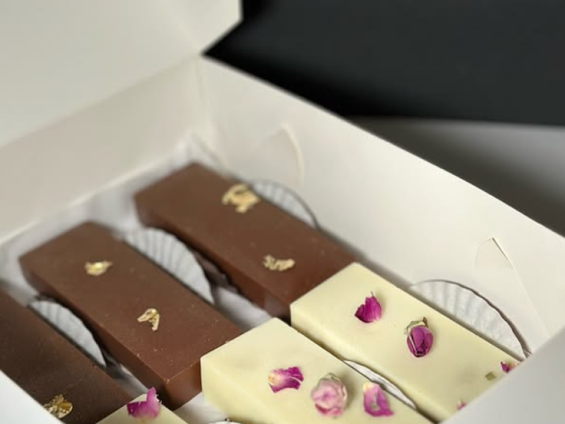 Dubai Chocolate Box - 3 Milk 3 white (Each $10)