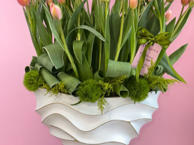 Arrangement with tulips