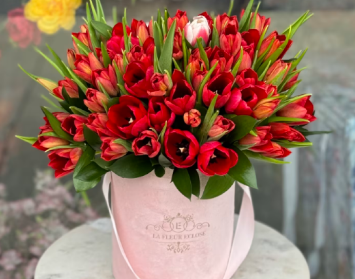  Mini Box with red Tulips