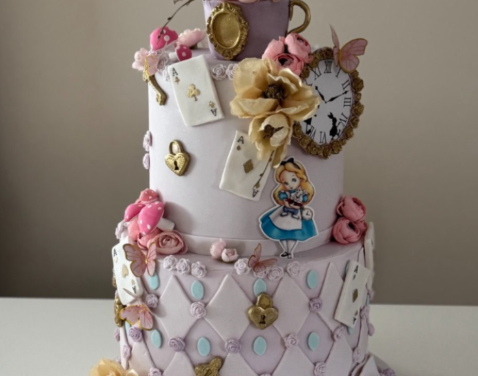 Alice in Wonderland Cake